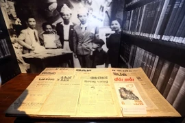 Nhiều tài liệu, hiện vật quý được trưng bày tại triển lãm. (Ảnh: Danh Lam/TTXVN)