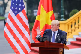 Tổng thống Donald Trump bày tỏ vui mừng lần đầu được đến thăm Việt Nam ngay trong năm đầu tiên của nhiệm kỳ Tổng thống, cảm ơn sự đón tiếp hết sức trọng thị của lãnh đạo, nhân dân Việt Nam đã dành cho Tổng thống và Đoàn. (Ảnh: Minh Sơn/Vietnam+)