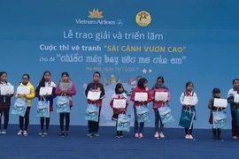 Lễ trao giải cuộc thi vẽ tranh "Sải cánh vươn cao" diễn ra sáng 16/12 tại Hà Nội. (Ảnh: PV/Vietnam+)