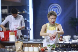 Ca sỹ Pha Lê trong căn bếp của Vua đầu bếp 2017 - Phiên bản người nổi tiếng. (Ảnh: BTC)