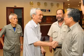 Nhà báo Đỗ Phượng (thứ hai từ trái sang) gặp gỡ các cựu phóng viên, biên tập viên Thông tấn xã Giải phóng nhân dịp kỷ niệm 70 năm thành lập TTXVN). (Ảnh: TTXVN)