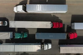 Các phương tiện vận chuyển hàng hóa từ Mexico vào Mỹ chờ tại cảng thương mại ở Otay, Tijuana (Mexico). (Ảnh: AFP/TTXVN)