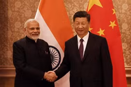 Thủ tướng Ấn Độ Narendra Modi (trái) trong cuộc gặp Chủ tịch Trung Quốc Tập Cận Bình bên lề Hội nghị thượng đỉnh Nhóm các nền kinh tế lớn mới nổi (BRICS) lần thứ 10 ở Johannesburg, Nam Phi tháng 7/2018. (Nguồn: AFP/TTXVN)