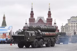 Hệ thống phòng thủ tên lửa S-400 tại lễ diễu binh kỷ niệm Ngày Chiến thắng trên Quảng trường Đỏ thủ đô Moskva, Nga tháng 5/2017. (Ảnh: AFP/TTXVN)