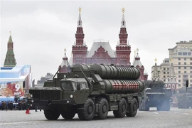 Hệ thống phòng thủ tên lửa S-400 tại lễ diễu binh kỷ niệm Ngày Chiến thắng trên Quảng trường Đỏ thủ đô Moskva, Nga tháng 5/2017. (Ảnh: AFP/TTXVN)