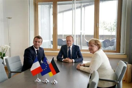 (Từ trái sang): Tổng thống Pháp Emmanuel Macron, Chủ tịch Hội đồng châu Âu Donald Tusk và Thủ tướng Đức Angela Merkel trước Hội nghị thượng đỉnh EU ở Brussels, Bỉ ngày 20/6. (Ảnh: AFP/TTXVN)