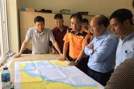 Thứ trưởng Bộ Giao thông vận tải Nguyễn Văn Công chỉ đạo tại Sở chỉ huy tiền phương - Trung tâm Phối hợp tìm kiếm cứu nạn hàng hải khu vực I (Hải Phòng). (Ảnh: Hoàng Ngọc/TTXVN)