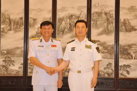 Phó Đô đốc Tần Sinh Tường (phải), Chính ủy Hải quân Trung Quốc đón, hội đàm với Chuẩn Đô đốc Phạm Văn Vững, Chính ủy Quân chủng Hải quân Việt Nam. (Ảnh: Vĩnh Hà/Vietnam+)