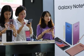 Khách hàng trải nghiệm điện thoại Samsung Galaxy Note 9 tại một cửa hàng ở Seoul, Hàn Quốc. (Nguồn: Yonhap/TTXVN)