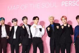 Các thành viên nhóm nhạc nam Hàn Quốc BTS giới thiệu album Map of the Soul: Persona tại Seoul. (Nguồn: YONHAP/TTXVN)