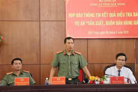 Lãnh đạo Công an tỉnh Đắk Nông trả lời câu hỏi của phóng viên báo chí. (Ảnh: Ngọc Minh/TTXVN)