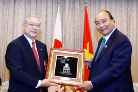 Thủ tướng Nguyễn Xuân Phúc tiếp Chủ tịch Hội hữu nghị Nhật-Việt vùng Kansai, ông Teichi Nishimura. (Ảnh: Thống Nhất/TTXVN)