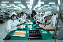 Sản xuất linh kiện điện tử. (Ảnh: Phạm Kiên/TTXVN)