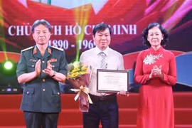 Bà Trương Thị Mai, Ủy viên Bộ Chính trị, Bí thư Trung ương Đảng, Trưởng Ban Dân vận Trung ương cùng Thiếu tướng Phạm Văn Huấn, Bí thư Đảng ủy, Tổng biên tập Báo Quân đội Nhân dân trao giải Nhất cho tác giả Dương Út báo Đồng tháp với tác phẩm Ông vua lúa g