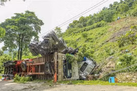Xe lao xuống vách taluy âm hơn 60m. (Ảnh: Xuân Tư/TTXVN)