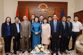 Phó Chủ tịch nước Đặng Thị Ngọc Thịnh Chủ tịch với cán bộ, nhân viên Đại sứ quán Việt Nam tại Các Tiểu vương quốc Ả rập thống nhất (UAE). (Ảnh: Lâm Khánh/TTXVN)