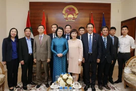 Phó Chủ tịch nước Đặng Thị Ngọc Thịnh Chủ tịch với cán bộ, nhân viên Đại sứ quán Việt Nam tại Các Tiểu vương quốc Ả rập thống nhất (UAE). (Ảnh: Lâm Khánh/TTXVN)