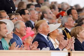 Tổng thống Mỹ Donald Trump (thứ 5, trái, hàng đầu), Nữ hoàng Anh Elizabeth II (thứ 4, trái, hàng đầu), Thủ tướng Anh Theresa May (thứ 2, trái, hàng đầu) cùng lãnh đạo các nước tham Lễ kỷ niệm 75 năm ngày quân Đồng minh đổ bộ vào bãi biển Normandy, tại thà