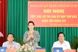 Chủ tịch Quốc hội Nguyễn Thị Kim Ngân tiếp xúc cử tri xã Tân Thới, huyện Phong Điền (thành phố Cần Thơ). (Ảnh: Trọng Đức/TTXVN)