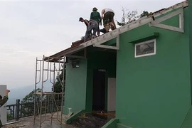 Công ty Cổ phần Du lịch KOVA huy động nhân lực tháo dỡ công trình vi phạm. (Ảnh Mạnh Khánh/TTXVN)