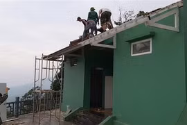 Công ty Cổ phần Du lịch KOVA huy động nhân lực tháo dỡ công trình vi phạm. (Ảnh Mạnh Khánh/TTXVN)