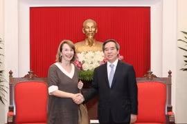 Trưởng Ban Kinh tế Trung ương Nguyễn Văn Bình và bà Virginia B. Foote, Đồng Chủ tịch Liên minh Diễn đàn Doanh nghiệp Việt Nam. (Ảnh: Văn Điệp/TTXVN)