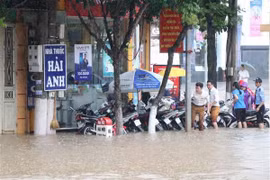 Đường Trường Chinh, thành phố Sơn La bị ngập úng do mưa lớn. (Ảnh: Nguyễn Cường/TTXVN)
