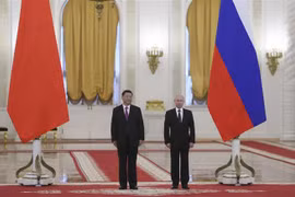 Tổng thống Nga Vladimir Putin (phải) và Chủ tịch Trung Quốc Tập Cận Bình (trái) tại cuộc gặp ở Moskva ngày 5/6. (Ảnh: AFP/TTXVN)
