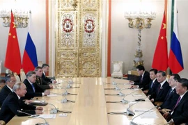 Tổng thống Nga Vladimir Putin (thứ 2 trái) và Chủ tịch Trung Quốc Tập Cận Bình (thứ 2 phải) tại cuộc gặp ở Moskva ngày 5/6. (Ảnh: AFP/TTXVN)