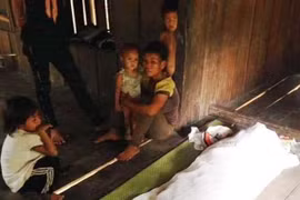 Thi thể cháu Cao Văn Q. (Ảnh: TTXVN phát)