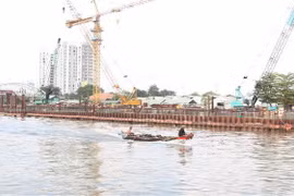 Nhiều hạng mục cống kiểm soát triều Tân Thuận bị bỏ hoang từ nhiều tháng nay. (Ảnh: Trần Xuân Tình/TTXVN)