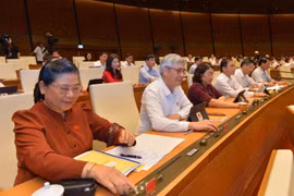Đại biểu Quốc hội tỉnh Sơn La biểu quyết thông qua Nghị quyết sửa đổi, bổ sung Nghị quyết số 81/2014/QH13 ngày 21/11/2014 của Quốc hội về việc thi hành Luật Tổ chức Tòa án nhân dân. (Ảnh: Phương Hoa/TTXVN)