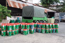 Tang vật trong một vụ sản xuất dấu nhớt giả bị Công an TP.HCM bắt giữ. (Nguồn: thanhuytphcm.vn)
