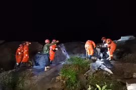 Lực lượng cứu hộ tìm kiếm các nạn nhân bị mắc kẹt trong trận động đất ở thành phố Nghi Tân, tỉnh Tứ Xuyên, Trung Quốc. (Nguồn: THX/TTXVN)