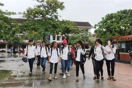 Không ít phụ huynh, học sinh tỏ ra bức xúc khi hai đề thi giống nhau. (Ảnh: Võ Dung/TTXVN)