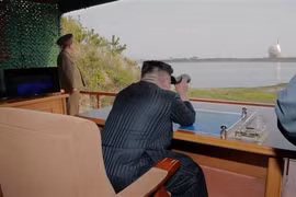 Nhà lãnh đạo Triều Tiên Kim Jong-un giám sát vụ thử tên lửa tại khu vực phía đông Triều Tiên ngày 4/5. (Nguồn: YONHAP/TTXVN)