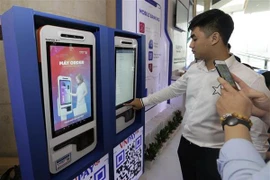 Máy bán hàng tự động không dùng tiền mặt. (Ảnh: Trần Việt/TTXVN)