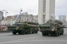 Hệ thống tên lửa phòng không S-400 tại lễ diễu binh nhân kỉ niệm Ngày Chiến thắng ở Moskva, Nga. (Nguồn: Kyodo/TTXVN)