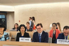 Đại sứ Dương Chí Dũng (người thứ 3 từ trái sang) và đoàn đại biểu Việt Nam tham dự phiên thảo luận về Quyền phụ nữ và biến đổi khí hậu: hành động về khí hậu, thực tiễn và bài học tốt. (Ảnh: TTXVN phát)