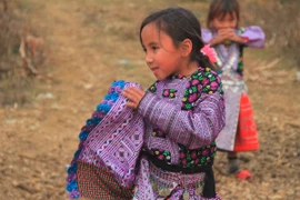 Mùa Xuân theo chân các thiếu nữ Mông đến nhà 