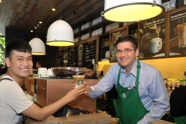 Đắm mình trong không gian "ngôi nhà" Starbucks đầu tiên tại Hà Nội