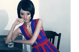 Lê Thúy hóa thân đầy suy tư trong những sắc màu Hè rực rỡ