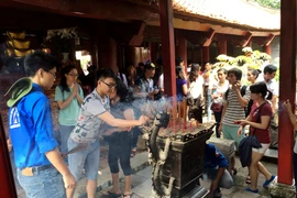 [Video] Sỹ tử và phụ huynh đổ về Văn Miếu cầu may trước kỳ thi Đại học