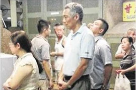 Thủ tướng Singapore Lý Hiển Long xếp hàng mua gà rán