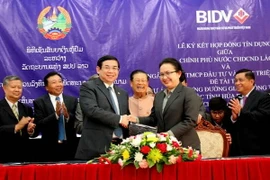 Việt Nam-Lào ký hợp đồng tín dụng phát triển giao thông