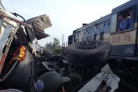 Tàu hỏa đâm xe tải gây ách tắc đường sắt Bắc Nam và Quốc lộ 1A