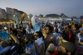 Bãi biển trở thành giường ngủ của cổ động viên Argentina