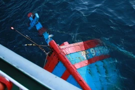 Trục vớt thành công tàu đánh cá bị tàu Trung Quốc đâm chìm