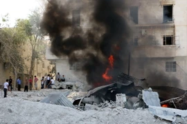 Khói bốc lên sau xung đột tại thành phố miền bắc Aleppo ngày 20/6. (Ảnh: AFP/TTXVN)