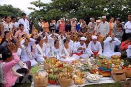 Nghi lễ cúng cầu an trong Lễ hội Katê thường niên của đồng bào Chăm Bình Thuận tại di tích Tháp Chăm Pô Sah Inư, thành phố Phan Thiết, tỉnh Bình Thuận. (Ảnh: Mạnh Linh/TTXVN)